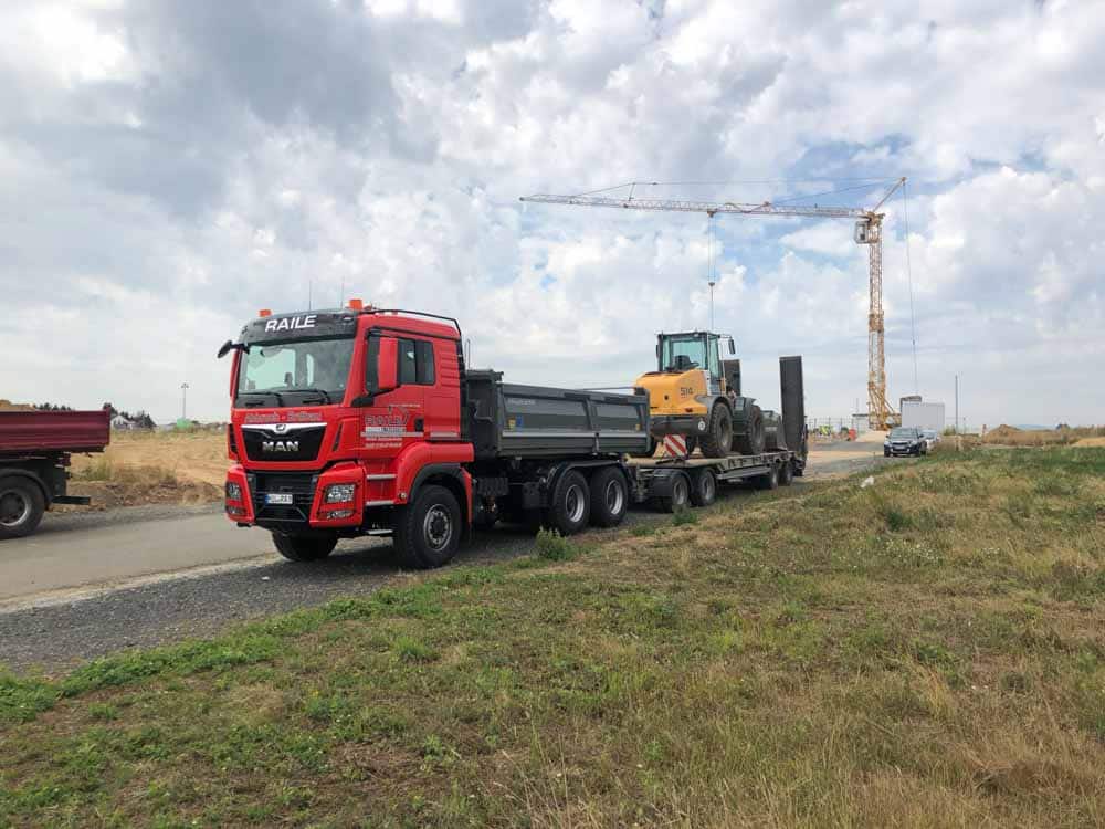 Raile – Bagger & Transport: Ihr starker Partner für Baugrubenaushub, Erdarbeiten, Abbruch, Baggerarbeiten, Rodung, Erdtransport und Schuettguttransport rund um Aschaffenburg, Miltenberg und Hanau. Wir transportieren Baustoffe, Erde und Baumaschinen